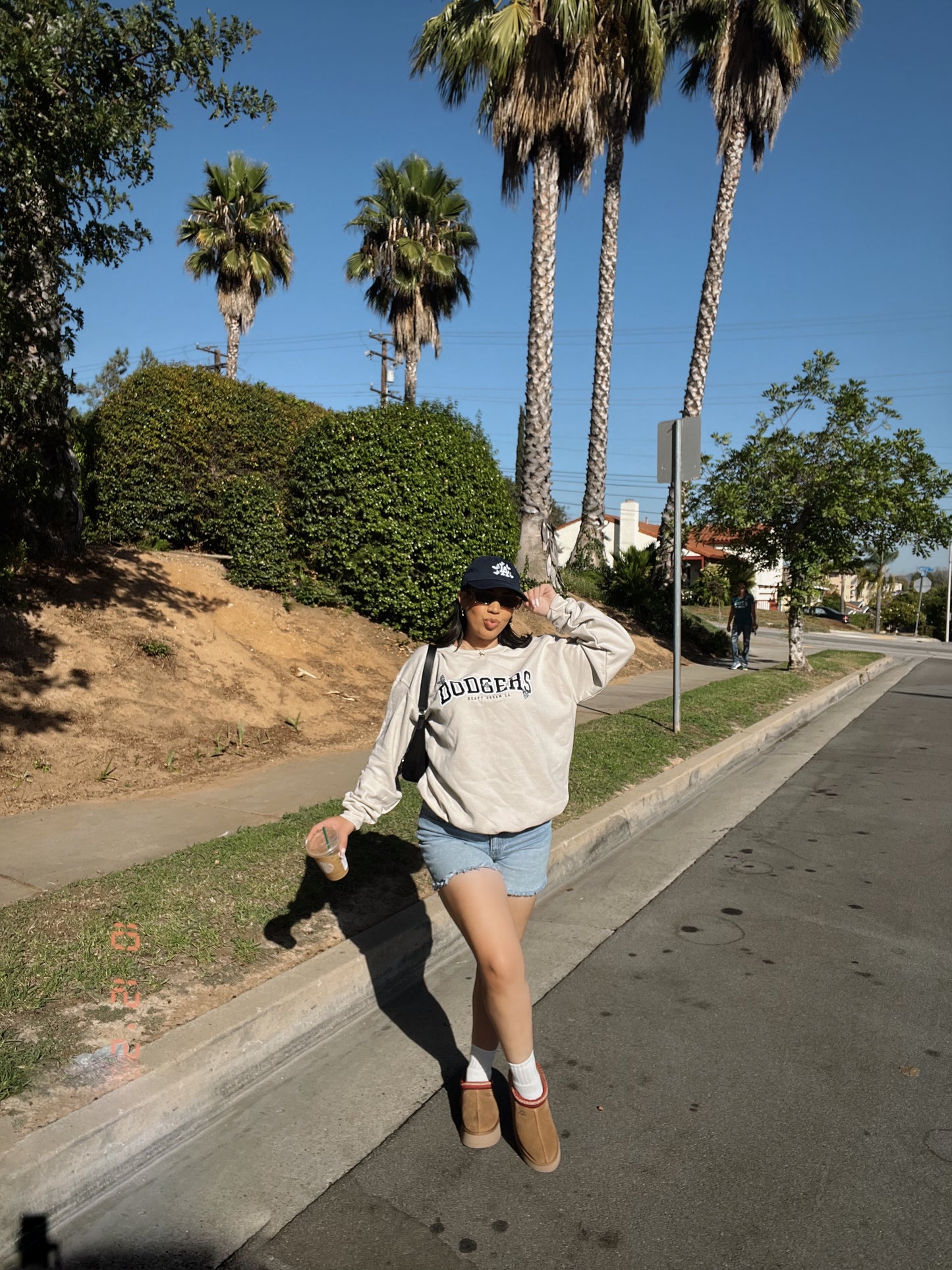 LA BUTTERFLY CREWNECK | BEIGE